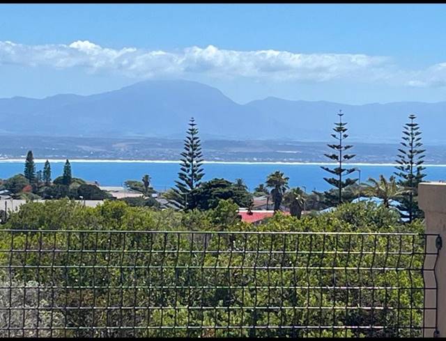 3 BEDROOM TOWNHOUSE FOR SALE IN MOSSEL BAY CENTRAL